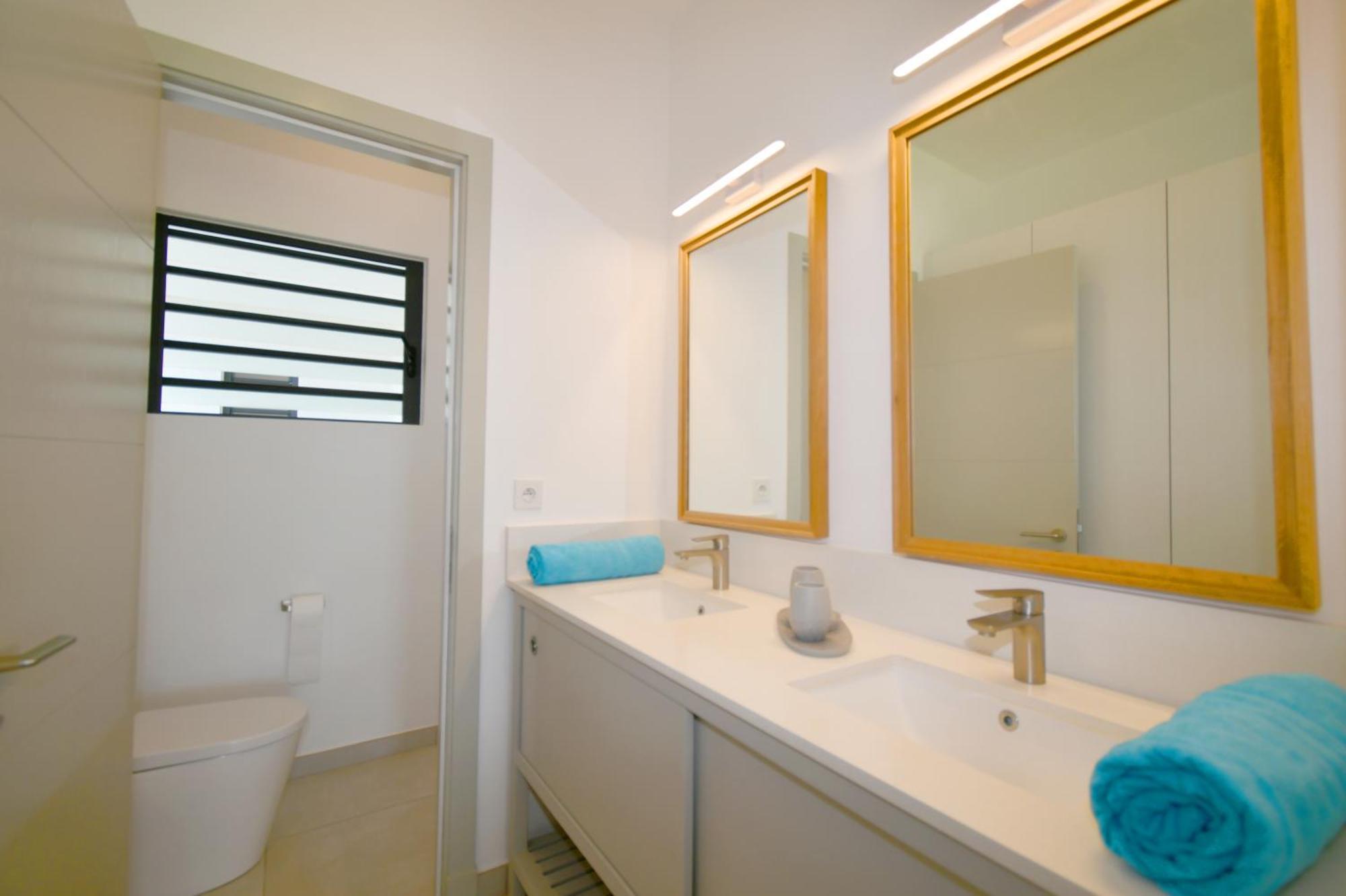 White&Blue Beachfront Luxury Poste Lafayette Exterior foto
